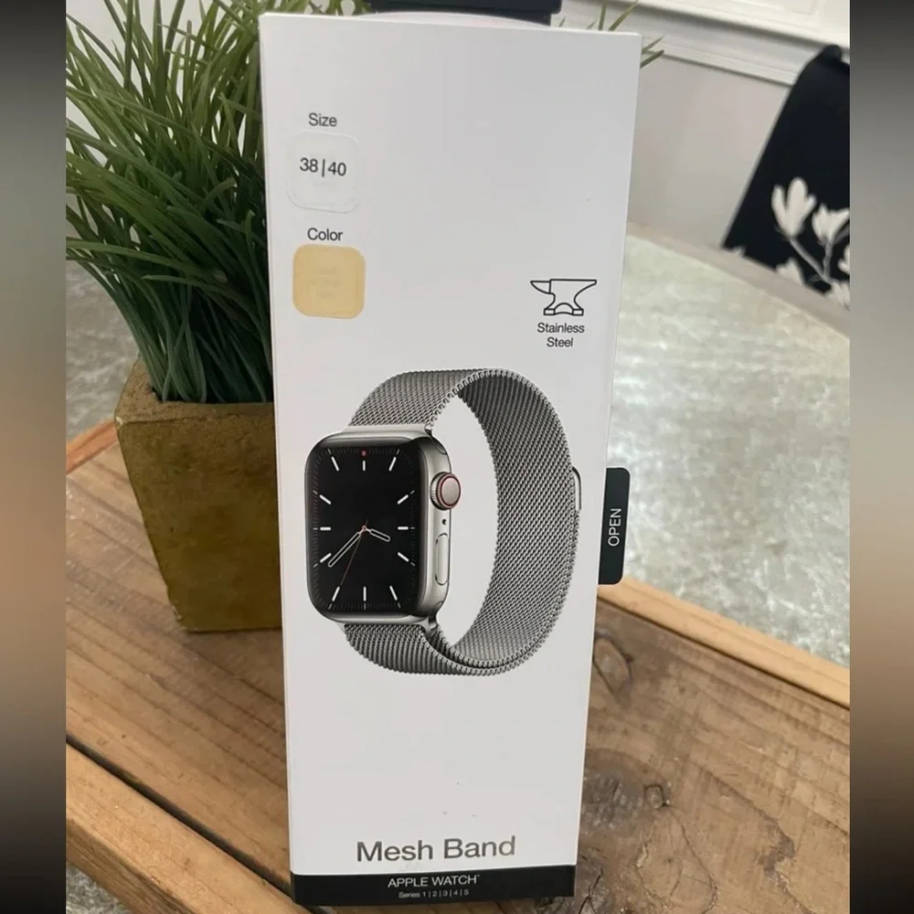 APPLE WATCH GOLD MESH BAND NEW IN BOX